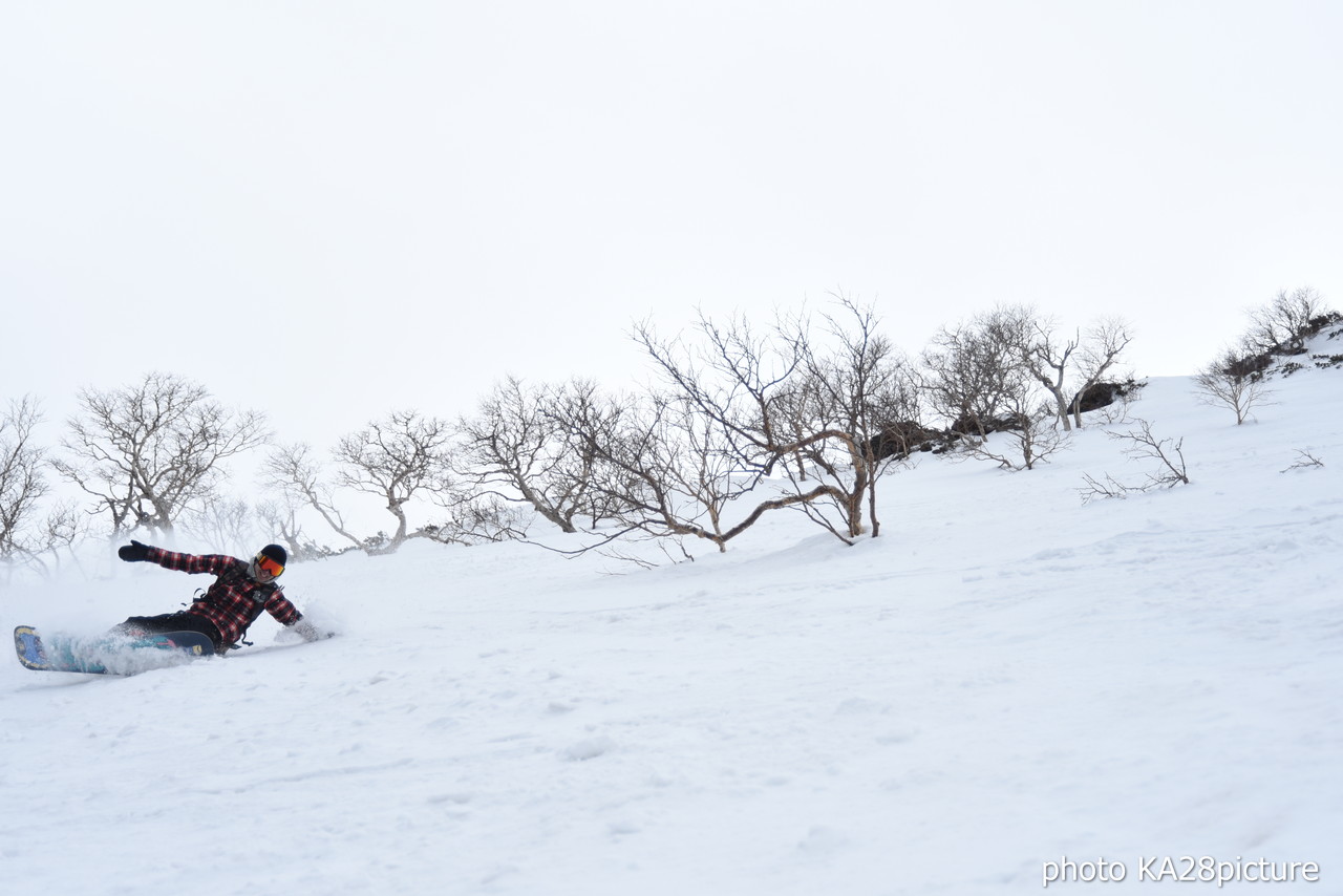 大雪山層雲峡黒岳ロープウェイスキー場　積雪 380cm！標高1,984ｍの黒岳山頂から大斜面にシュプールを描く(*^^)v 